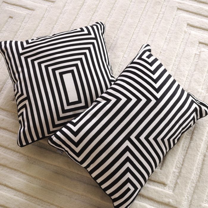 Cushion Spray Square Black White