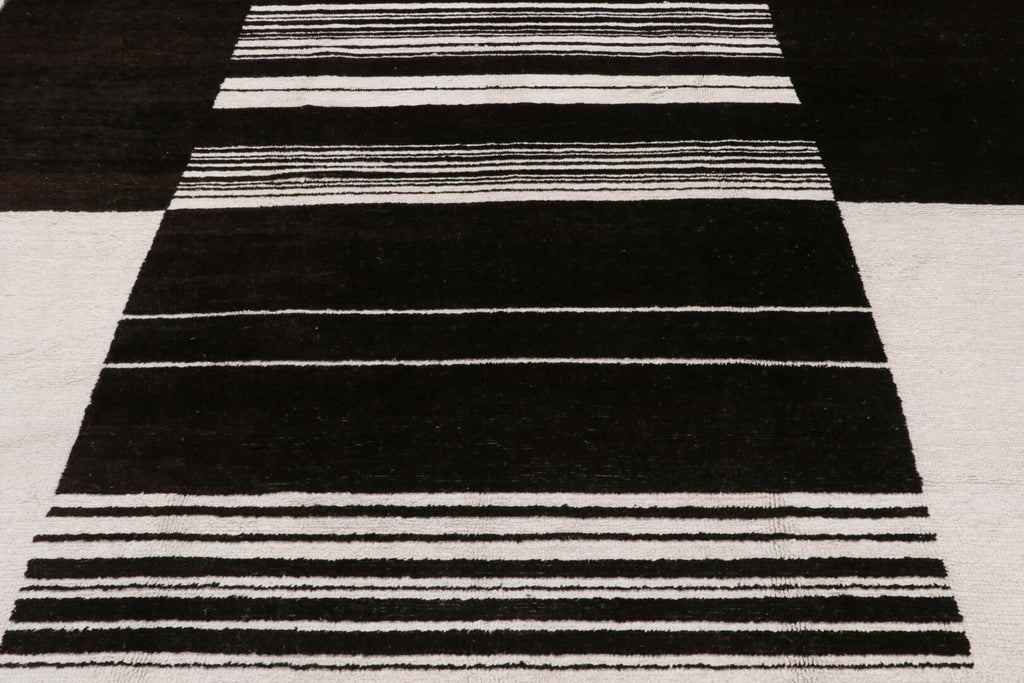 Abstract Geometric Rug in White and Black - Gateway to Heaven