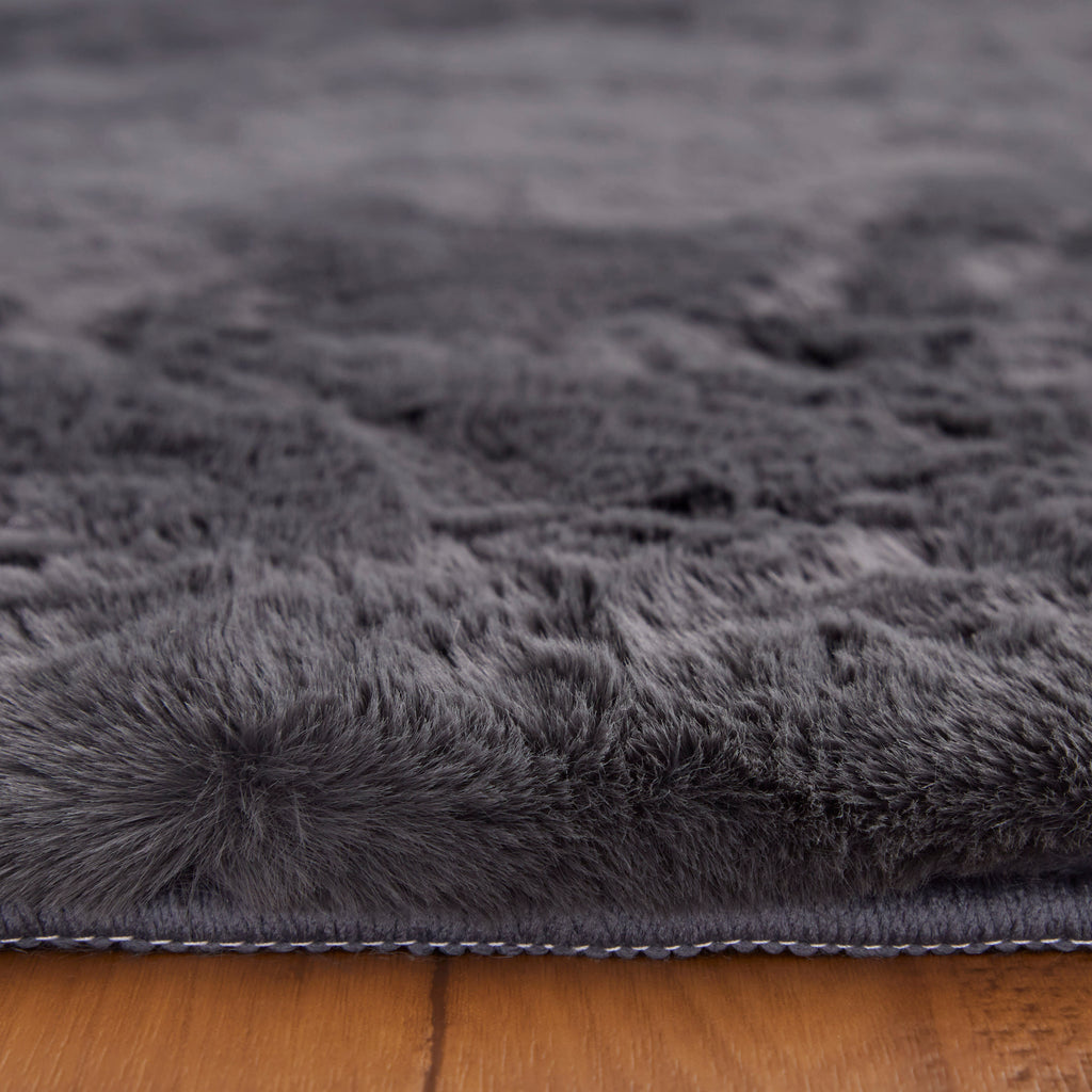 Luxe Velour Transitional Solid Taupe Black Area Rug (5' x 6'6")