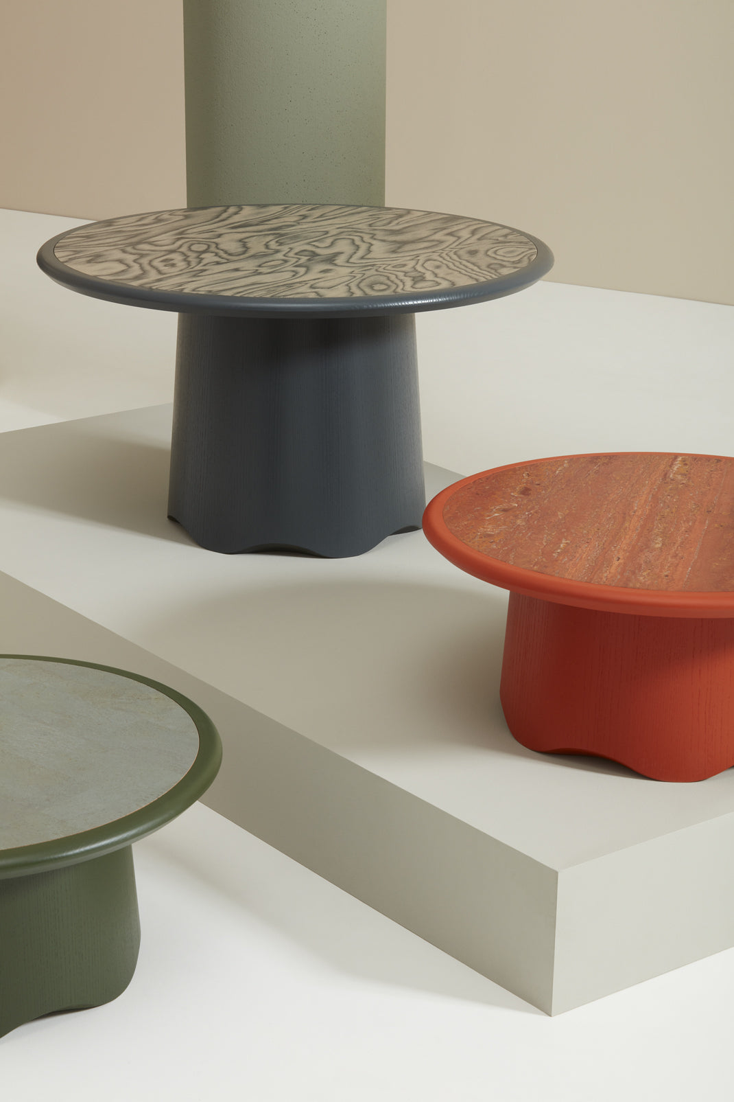 Corolla 281, Lacquered Ash, Travertino Stone Top