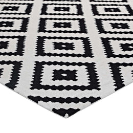 Alika Abstract Diamond Trellis 5x8 Area Rug in Black and White