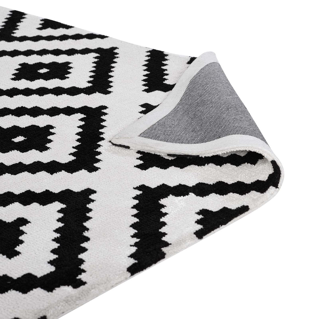 Alika Abstract Diamond Trellis 5x8 Area Rug in Black and White