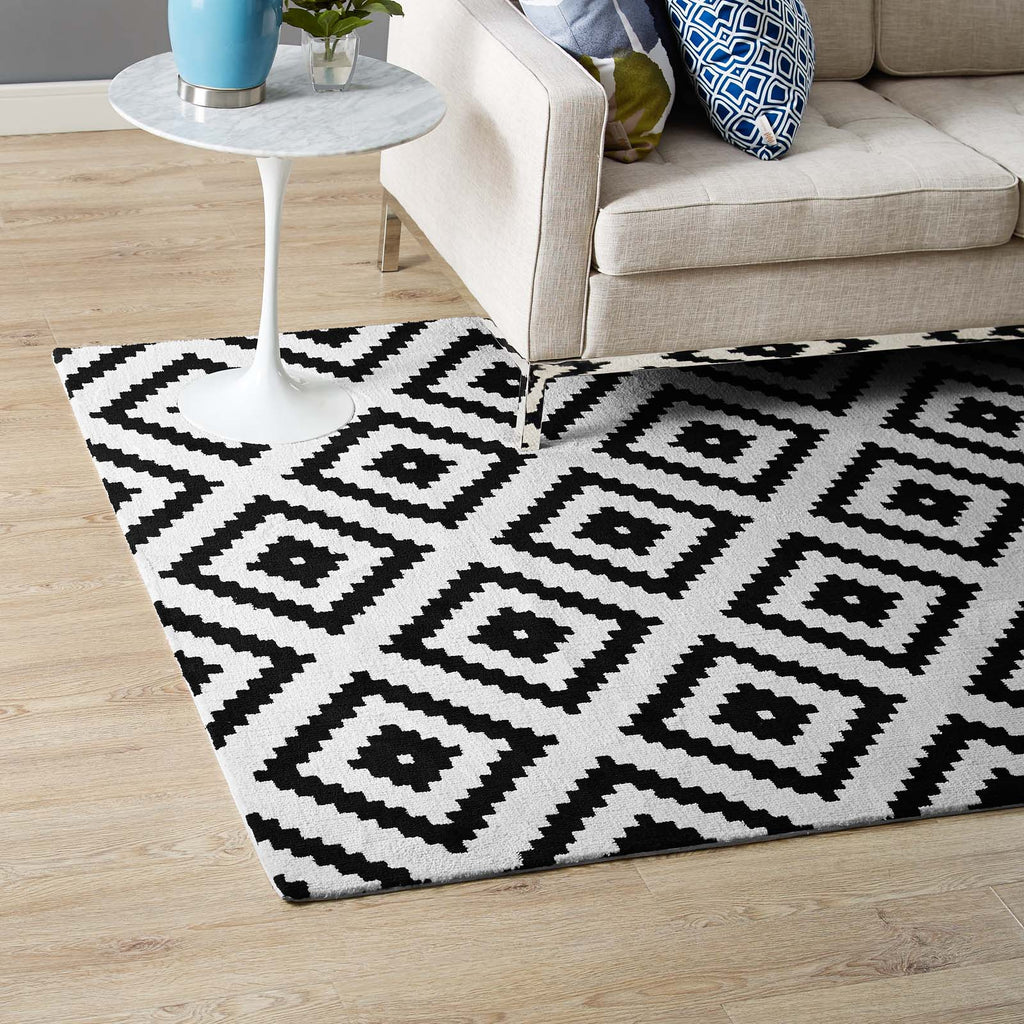 Alika Abstract Diamond Trellis 5x8 Area Rug in Black and White